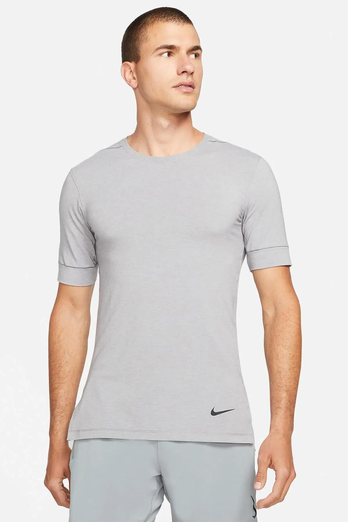 Nike Dri-Fit Yoga Kısa Kollu Erkek Üstü Gri