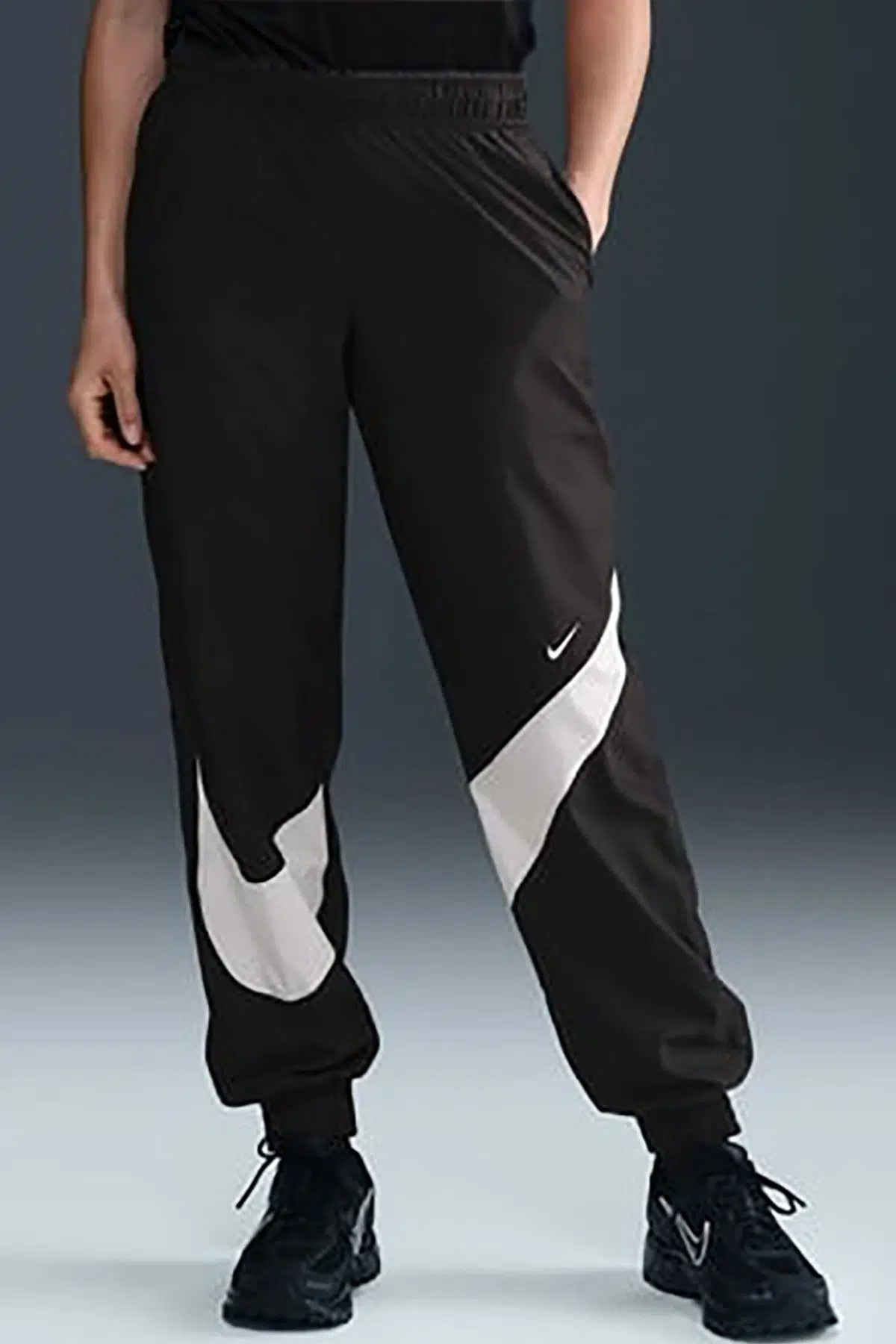 Nike Classic Woven MR UV Logo Womens Jogger Pant Lastik Paçalı Astarlı Kadın Günlük Eşofman Altı Siyah 