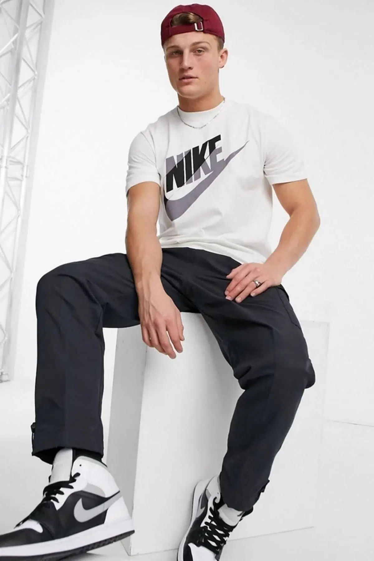 Nike Futura Block Logo Erkek Tişört Beyaz