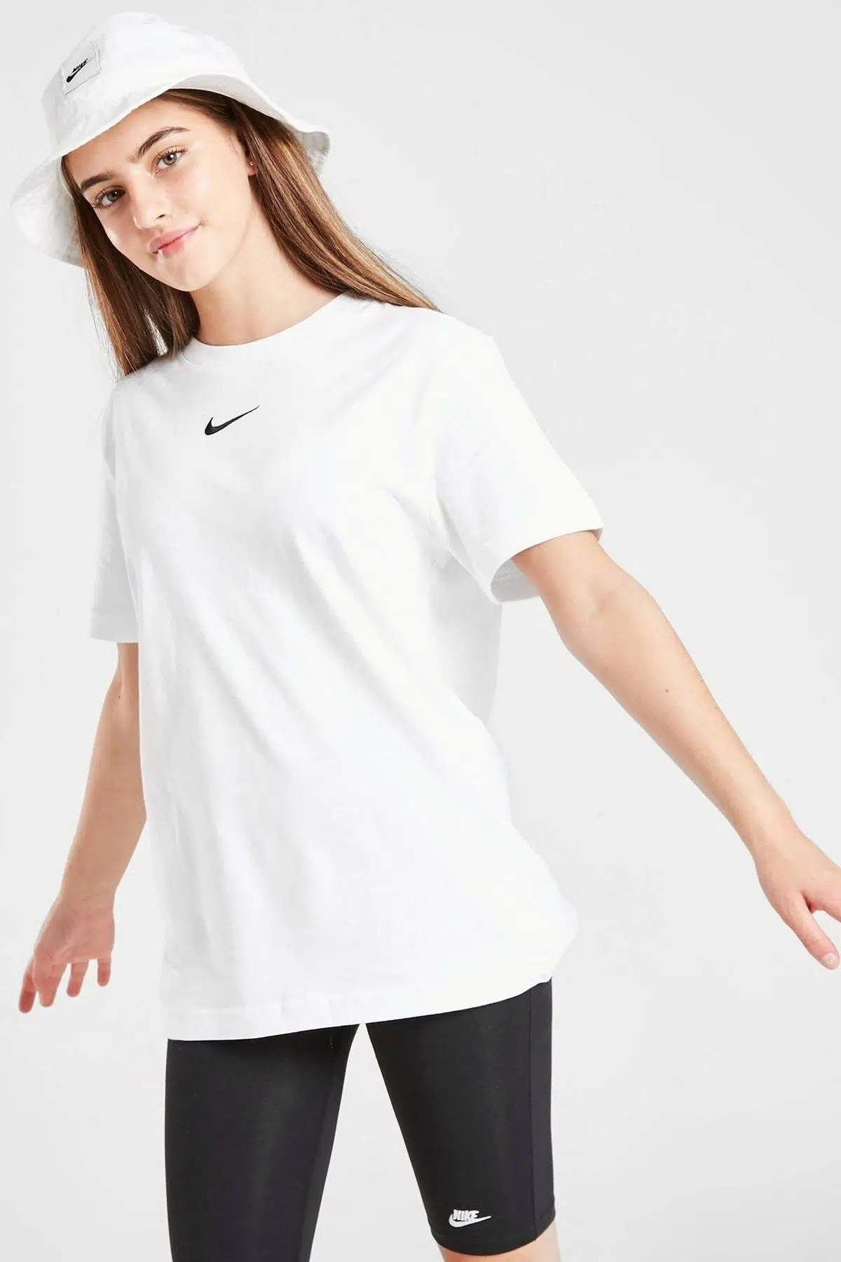Nike Essentials Boyfriend Loose Fit Girl's T-Shirt Kız Çocuk Bol Kesim Nakış Swoosh Pamuk Tişört Beyaz