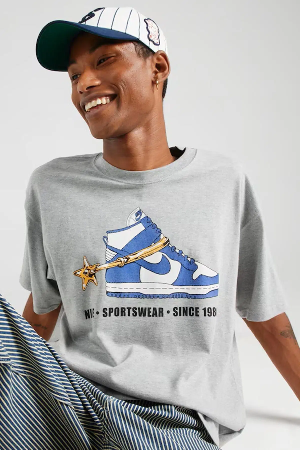 Nike Sportswear M90 Vintage Stirrup Loose Fit T-Shirt Baskılı Erkek Bol Kesim Tişört Gri