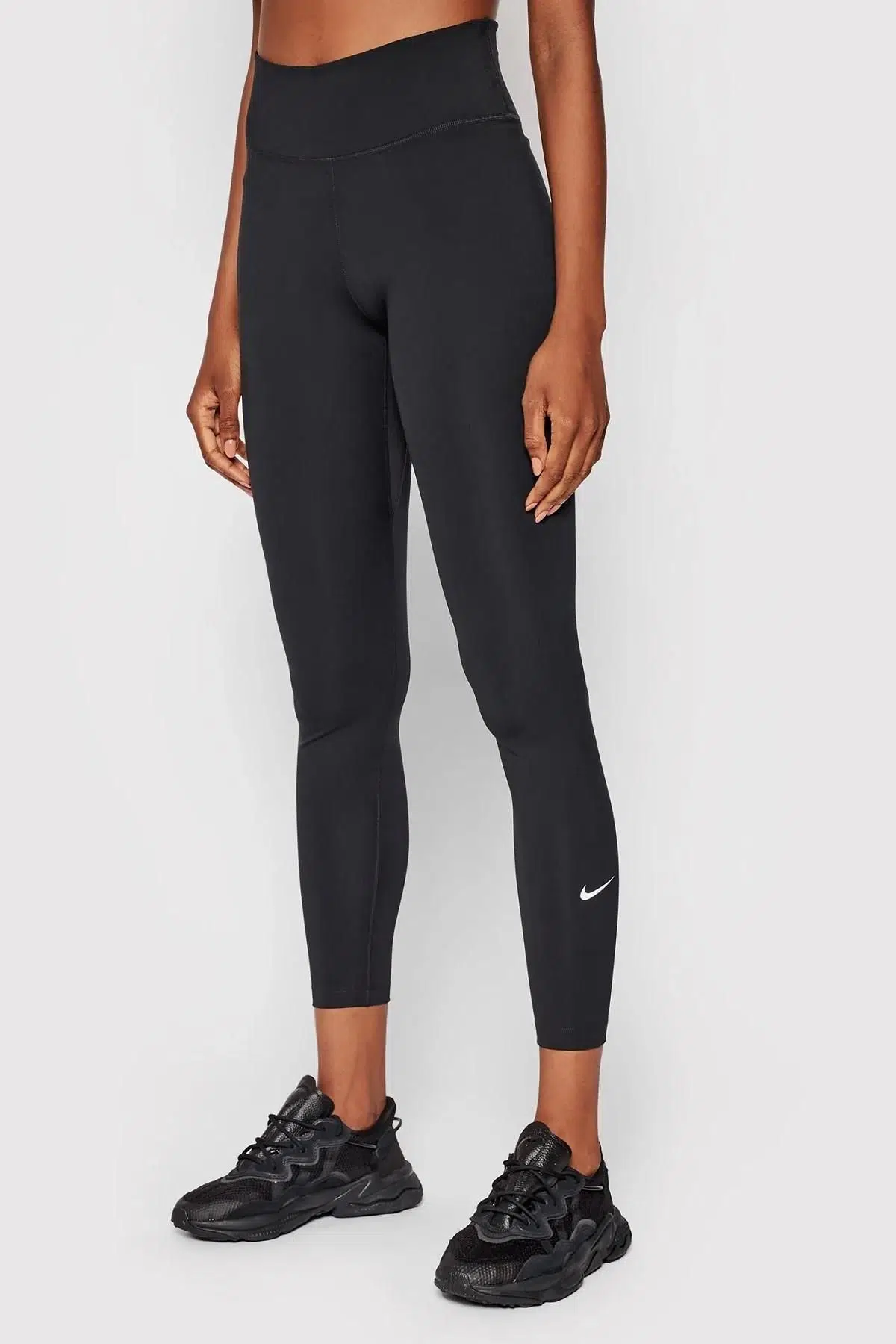 Nike One Performance Mid-Rise Crop Tight Fit İki Cepli Toparlayıcı Soft Tayt