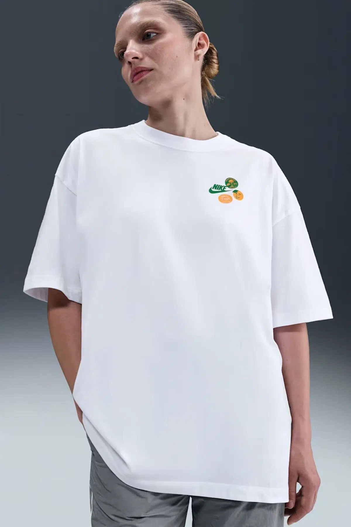 Nike Oversized Short Sleeve Graphic T-shirt Grafik Baskılı Oversize Kadın Tişört Beyaz