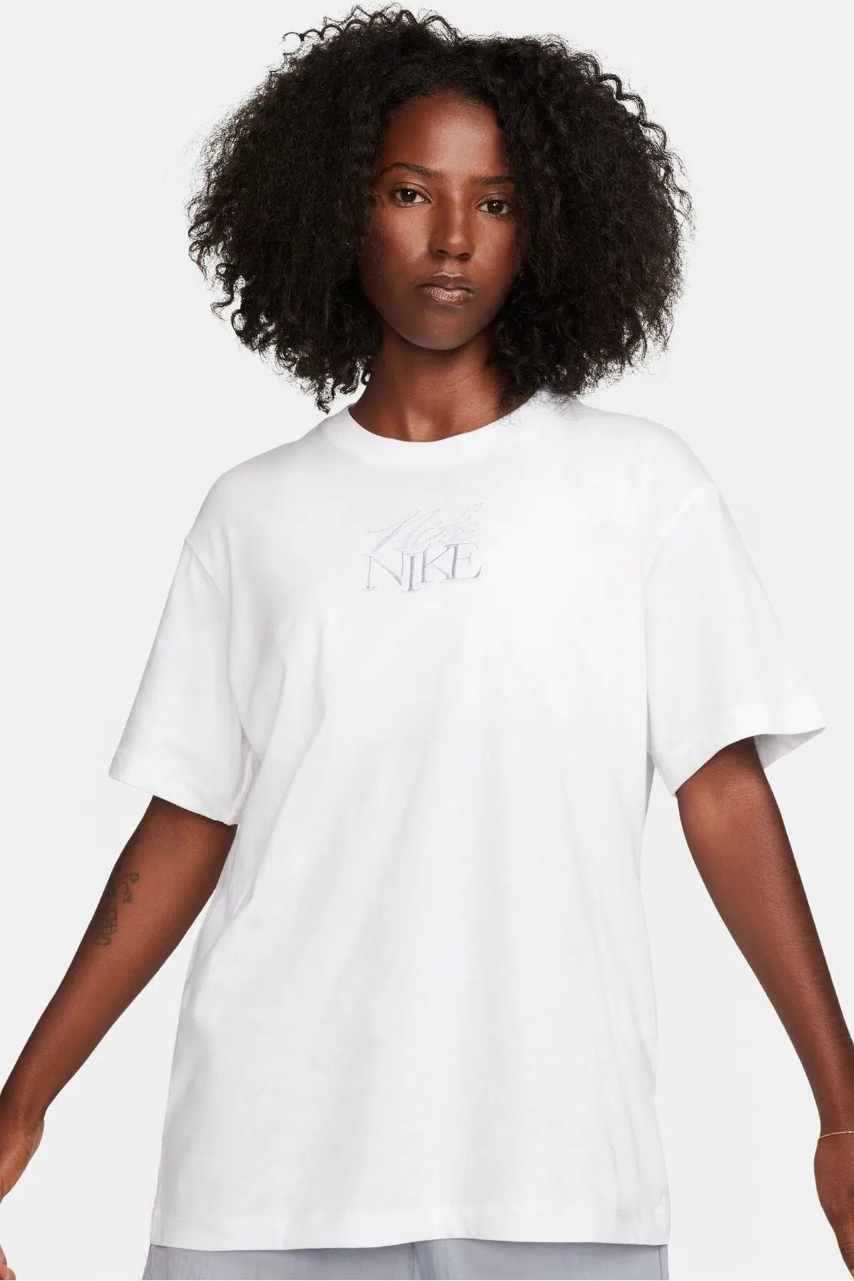 Nike Sportswear Tee Monogram SS BF Büyük Beden İşlemeli Pamuklu Kadın Tişört Beyaz