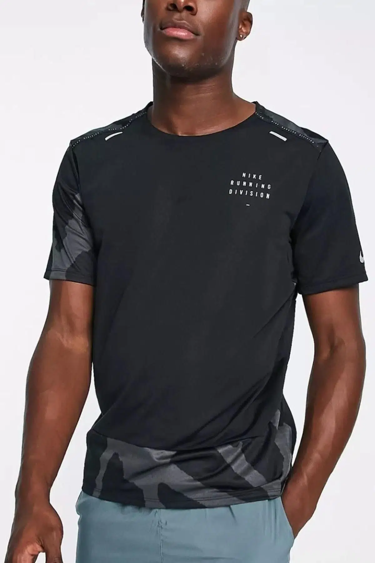 Nike Dri Fit Run Division Rise 365 Graphic Short Sleeve Reflectörlü Siyah Koşu Tişörtü