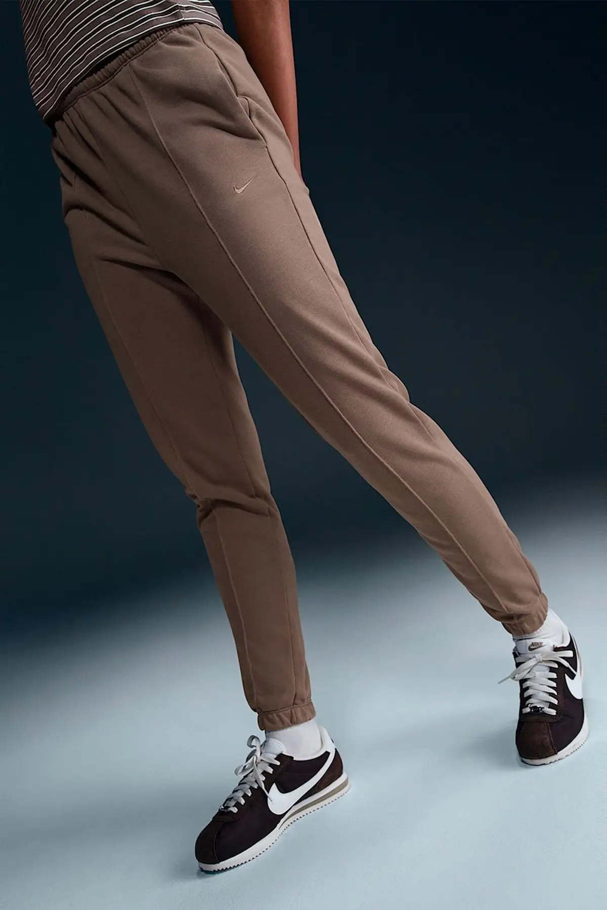 FN2434-233 Nike Sportswear Chill Terry High Rise Jogger Kadın Yüksek Bel Slim Fit Eşofman Altı Kahverengi