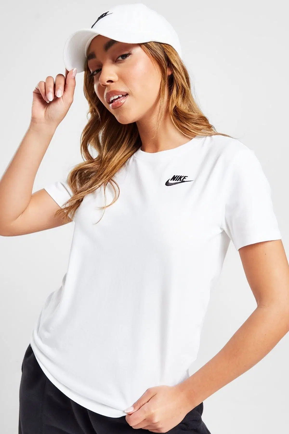 Nike Sportswear Club Essentials Womens T-Shirt Kadın Tişört Beyaz