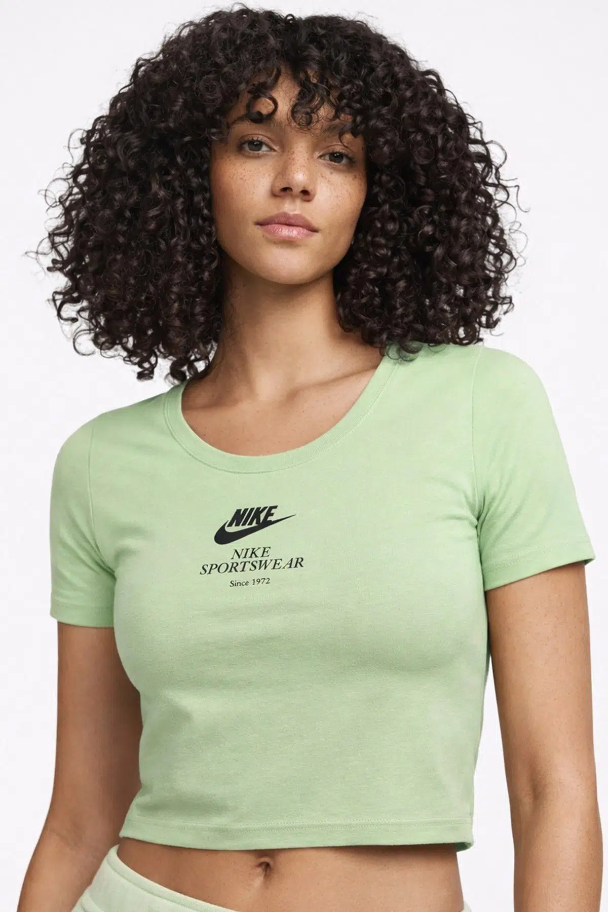 Nike Sportswear Essential Slim-Fit Cropped Kesim Dar Kadın Crop Tişört Yeşil