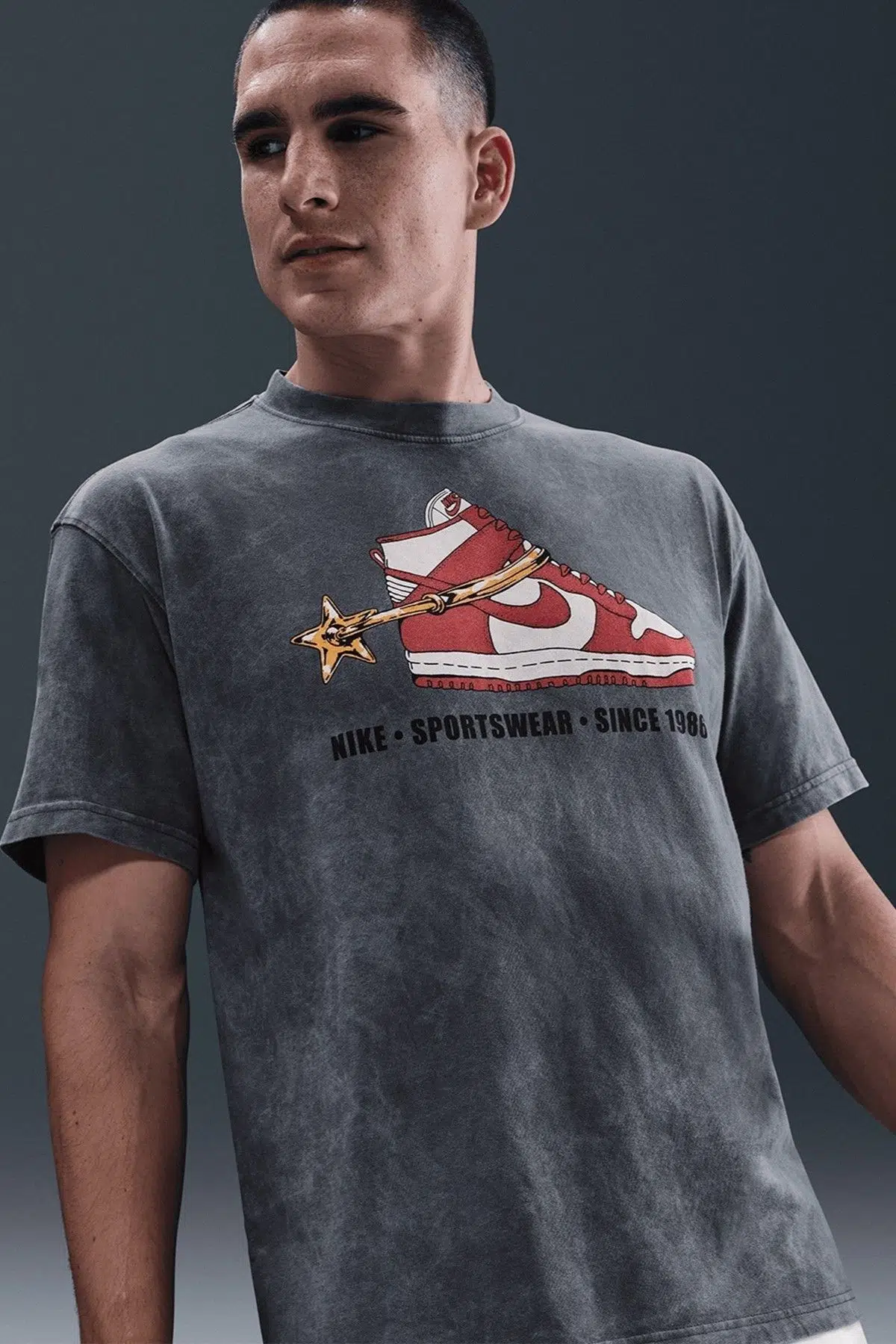 Nike Sportswear M90 Vintage Stirrup Loose Fit T-Shirt Baskılı Erkek Bol Kesim Tişört Antrasit