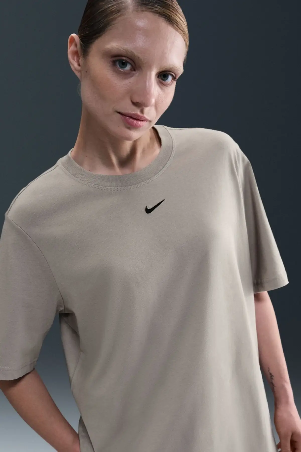 FD4149-009 Nike Sportswear Organic Cotton Loose Fit T-shirt Kadın Nakış Swooslu Bol Kesim Tişört Bej