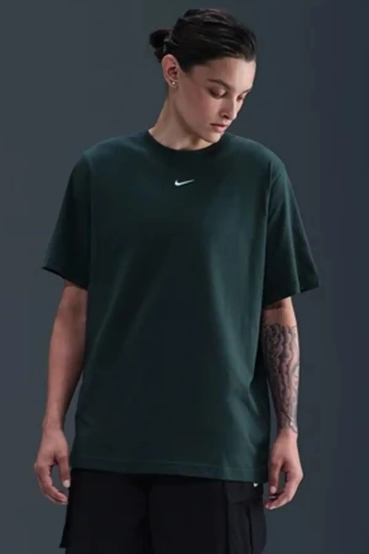 FD4149-390 Nike Sportswear Organic Cotton Loose Fit T-shirt Kadın Nakış Swooslu Bol Kesim Tişört Koyu Yeşil
