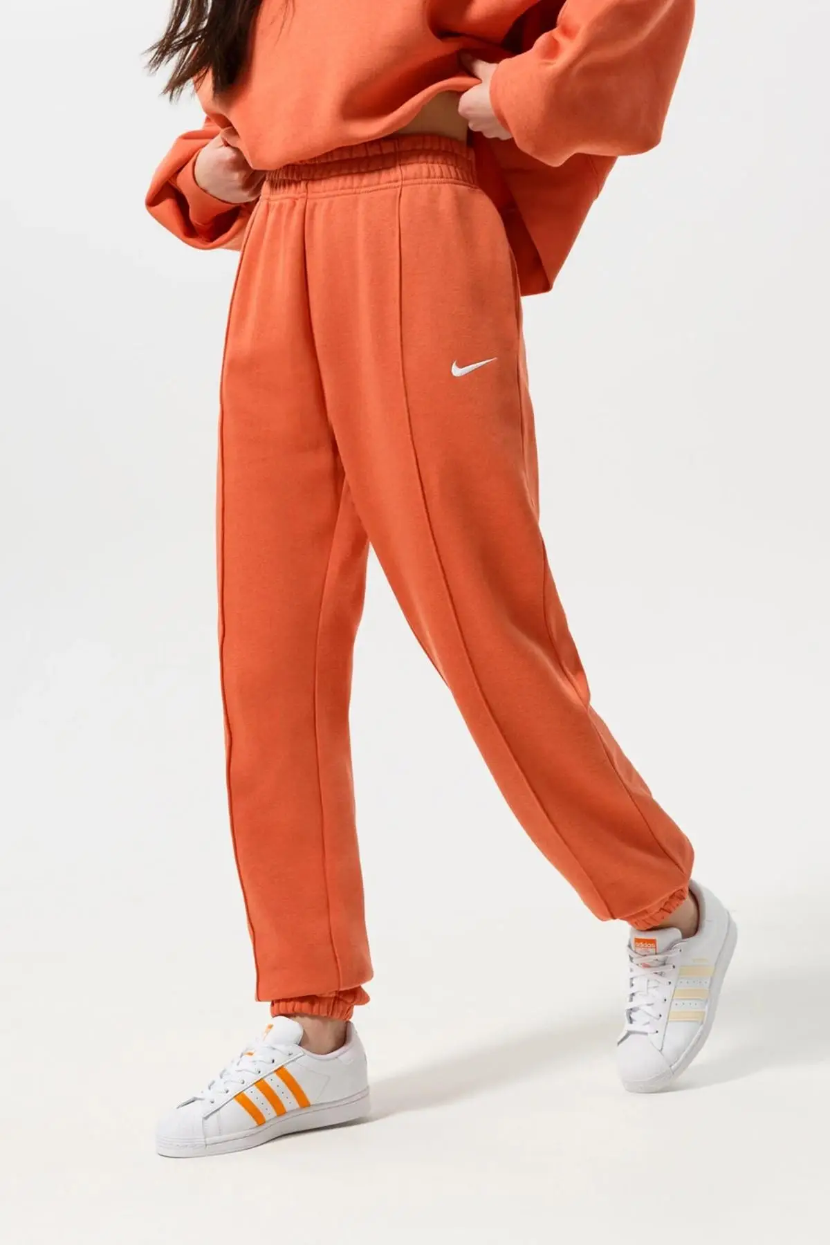 BV4089-827 Nike Sportswear Regular Fit Pant Bol ve Uzun Kesim Turuncu Eşofman Altı