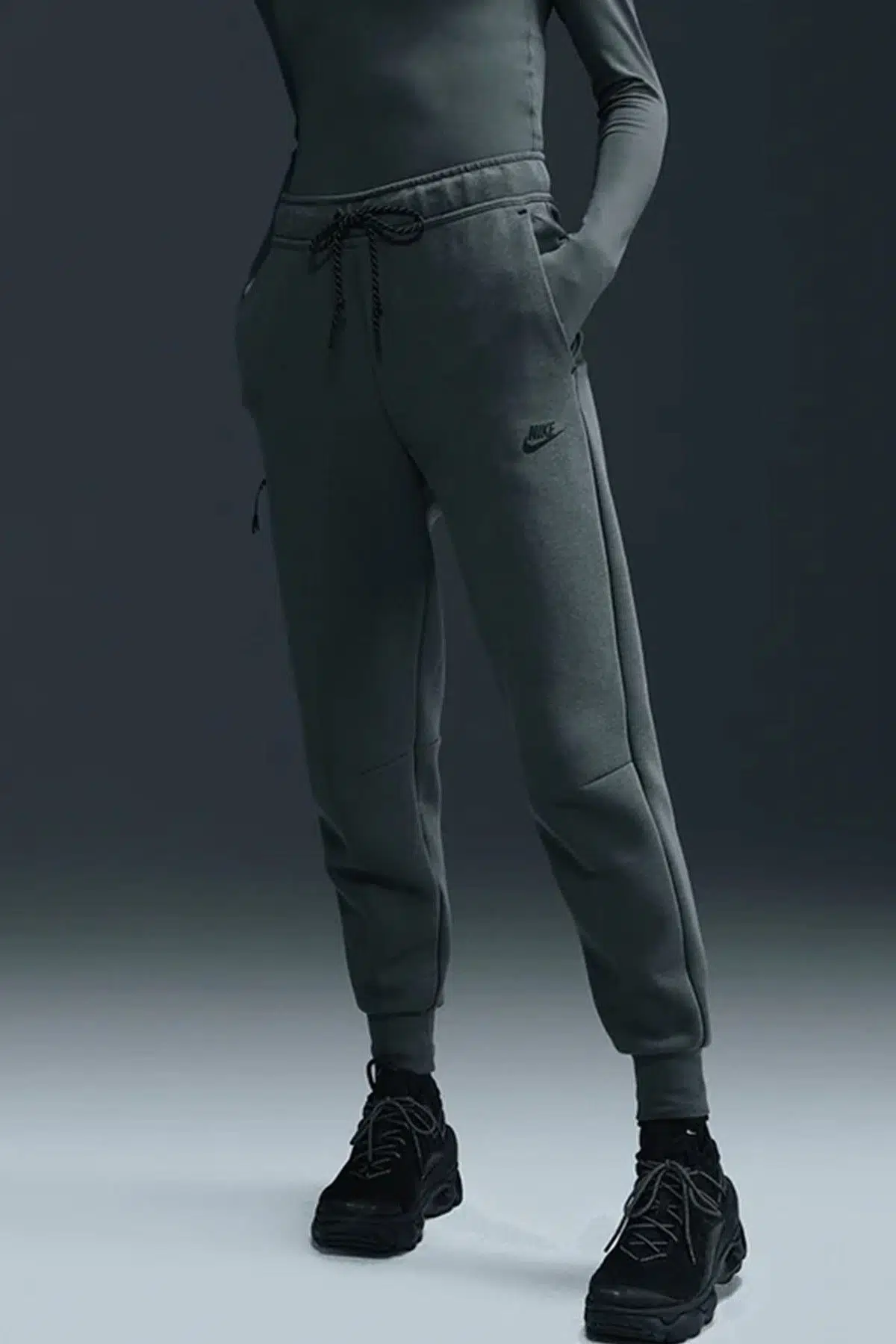 Nike Sportswear Tech Fleece Standart Fit Mid Rise Jogger Kadın Eşofman Altı Koyu Yeşil