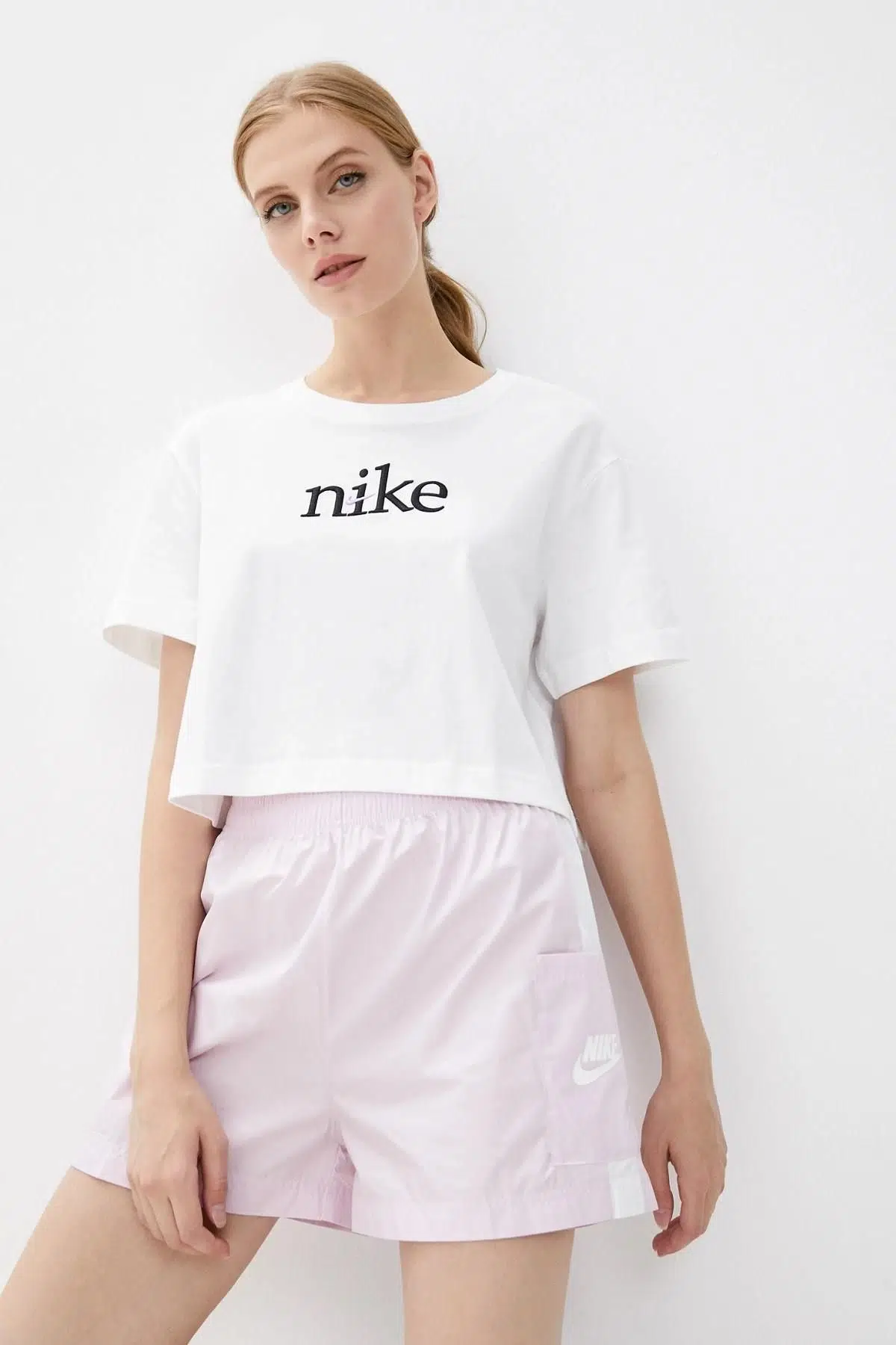 Nike Sportswear White Crop Tee Embroiderye Loose Bol Kesim Nakışlı Kısa Tişört