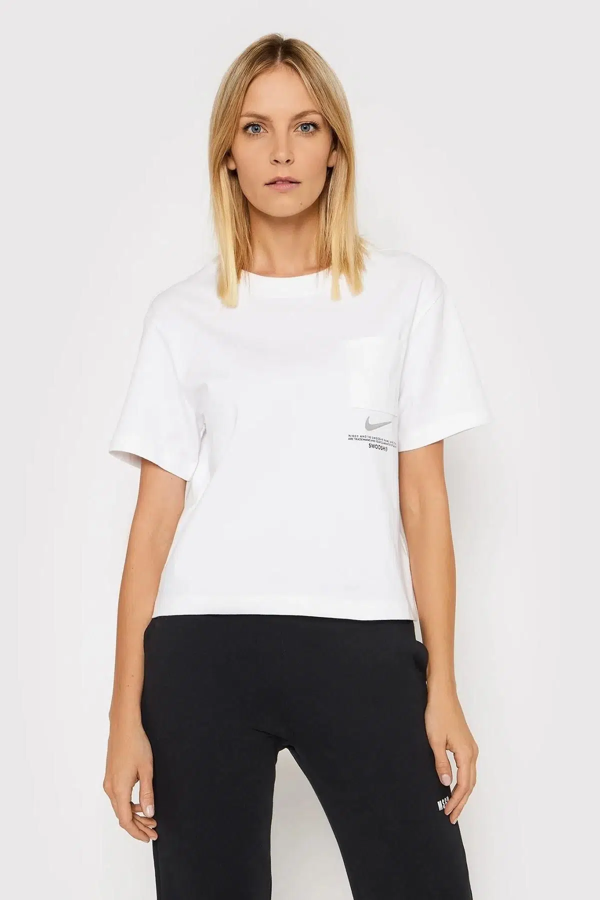 Nike Swoosh Short Sleeve Top Loose Fit Bol Kesim Beyaz Tişört
