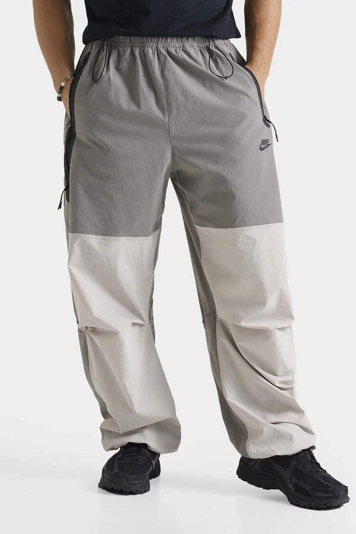 Nike Tech Woven Oversized Pants Flat Pewter Paraşüt Kumaş Erkek Oversize Bol Kesim Eşofman Altı Gri