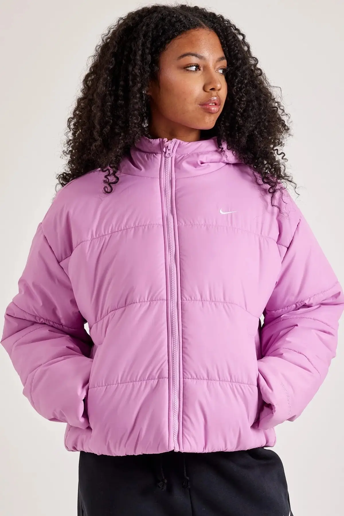 FZ5899-632 Nike Terma Fit Synthetic Fill Loose Fit Classic Puffer Jacket Kadın Kapüşonlu Bol Kesim Şişme Mont Pembe