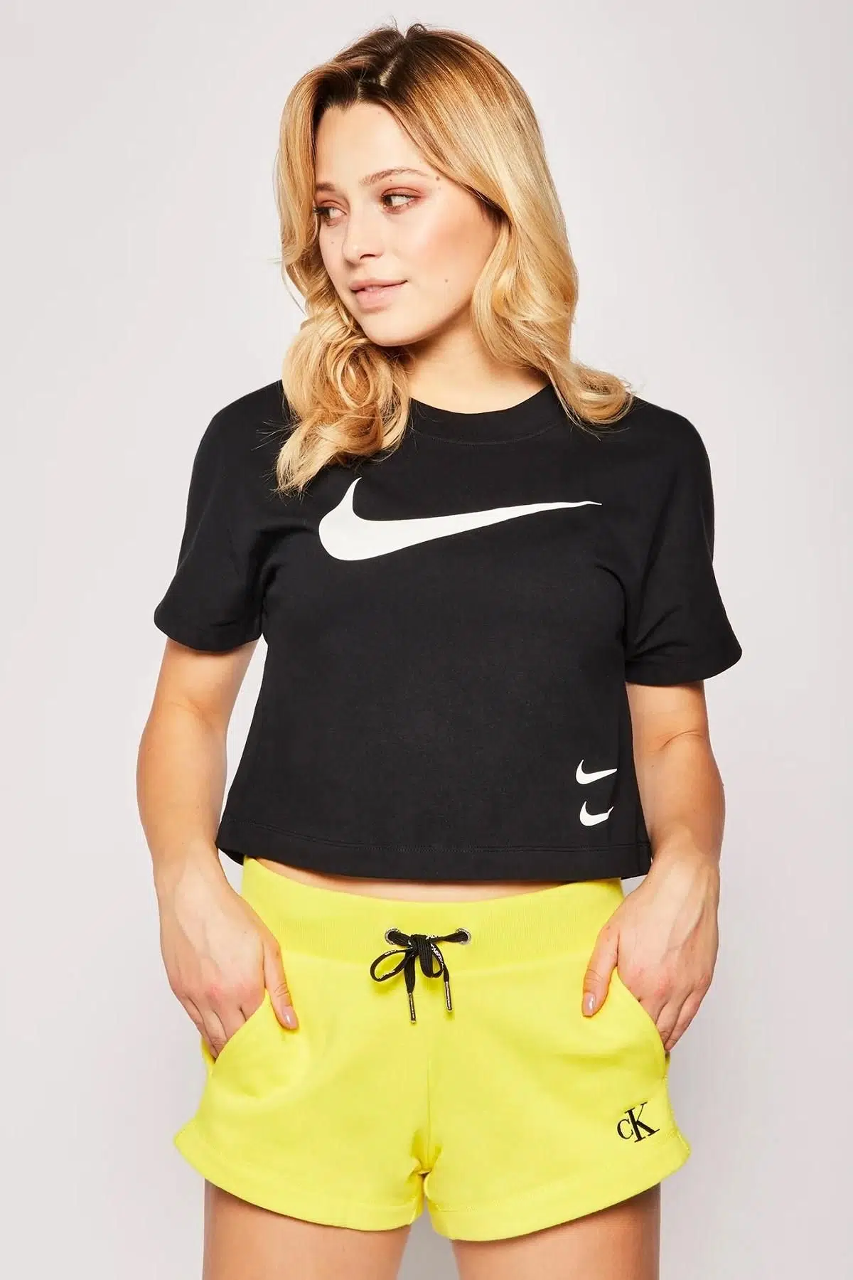 Nike W Sportswear Big Swoosh Crop Loose Fit Bol Kesim Kısa Siyah Tişört